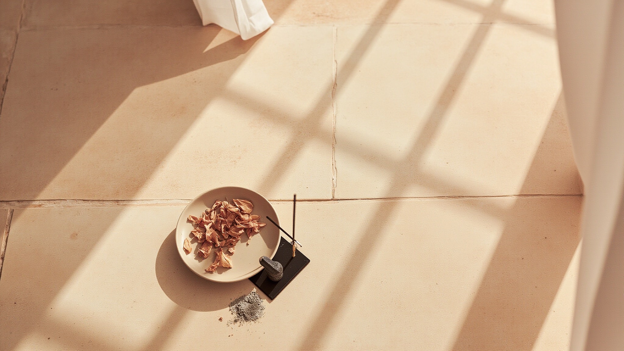 Encens Jinhae by Atelier Cologne. Atmospheric mood
