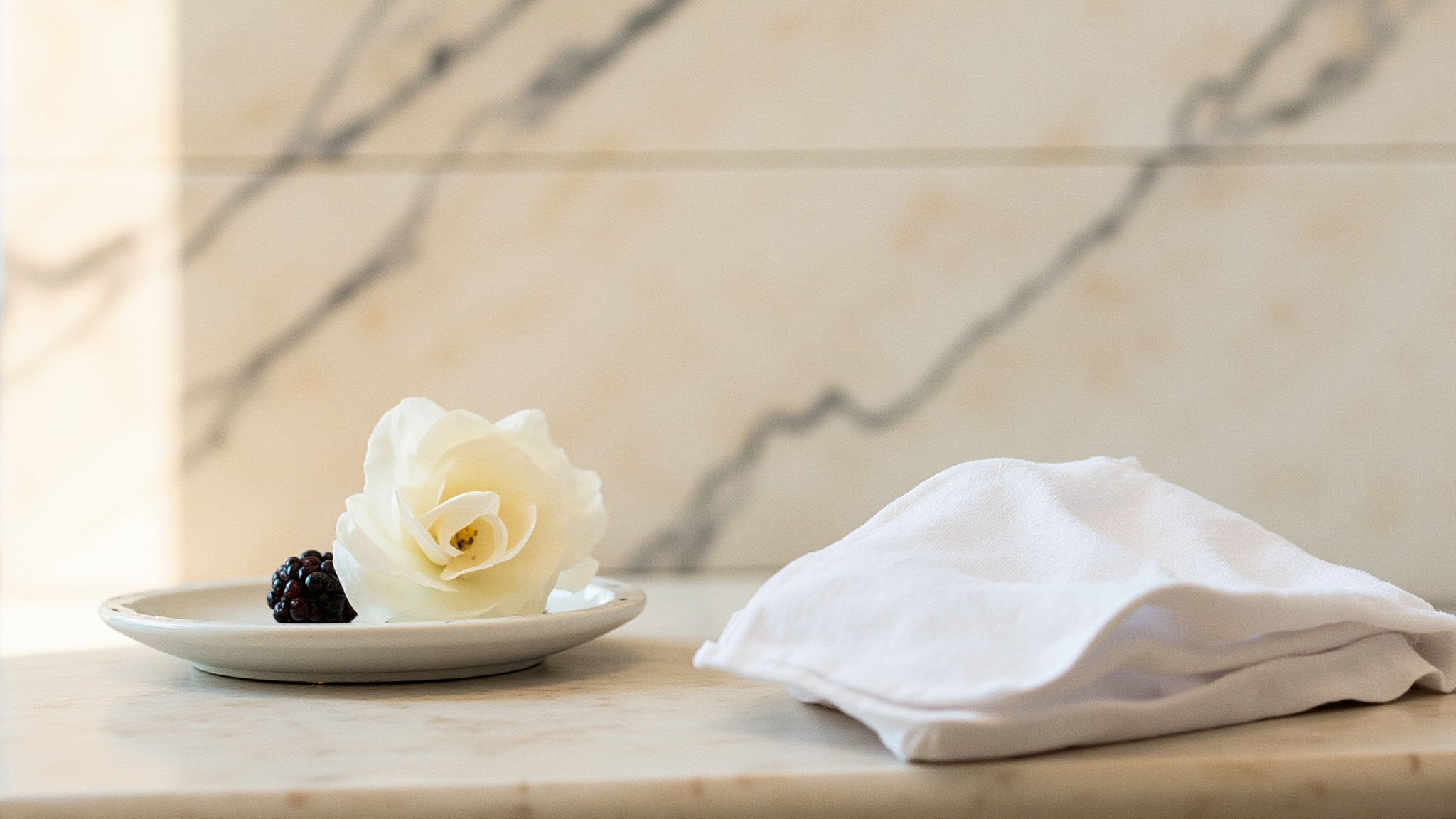 White Gardenia Petals by Illuminum. Atmospheric mood