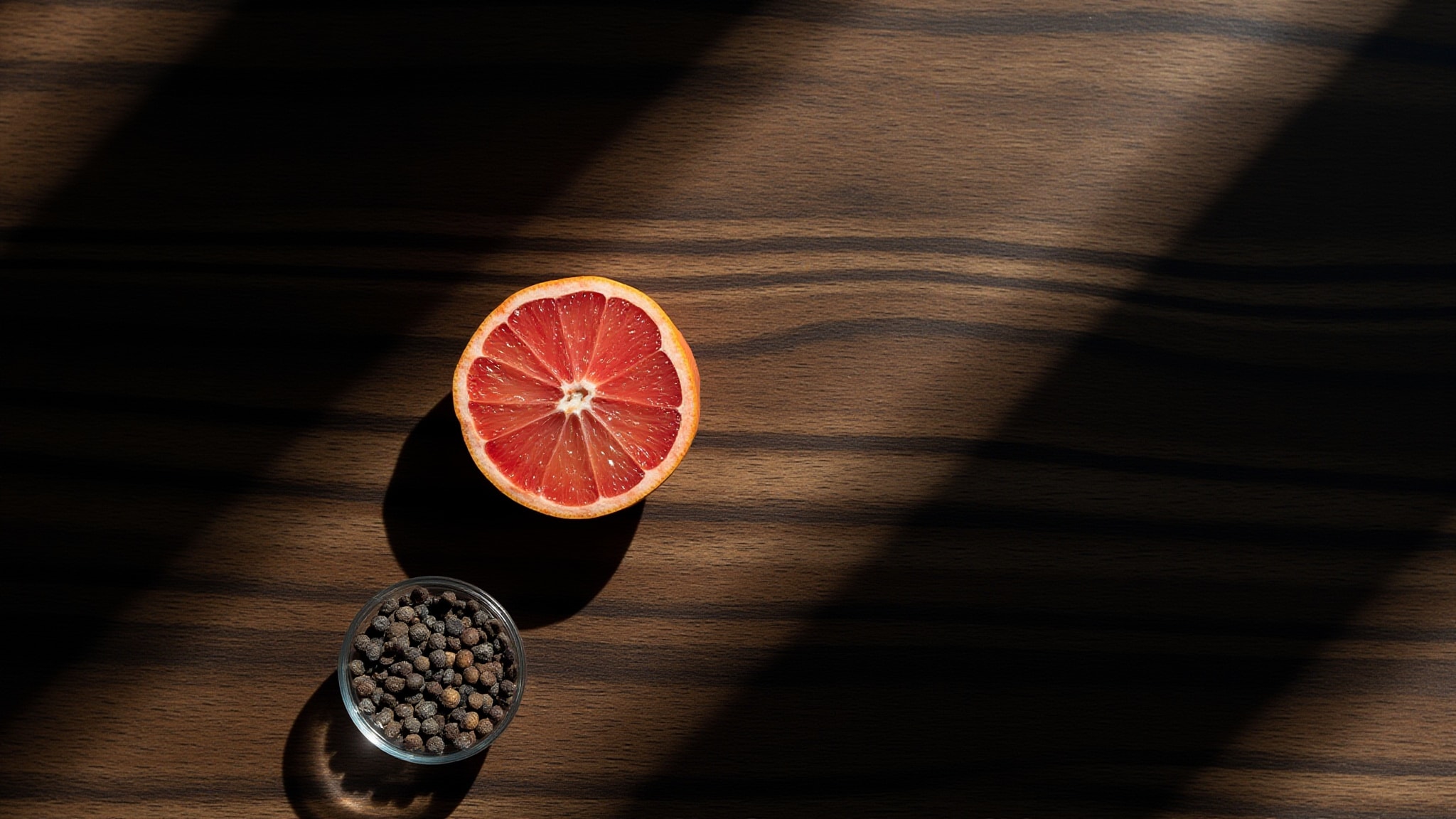 Kromo Black by Ésika. Atmospheric mood