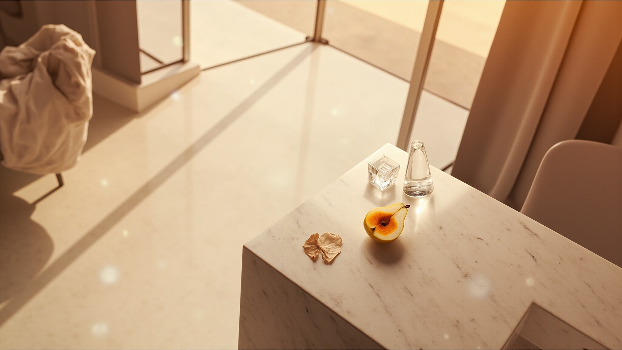 Lalique de Lalique Naiade Crystal Flacon by Lalique. Atmospheric mood