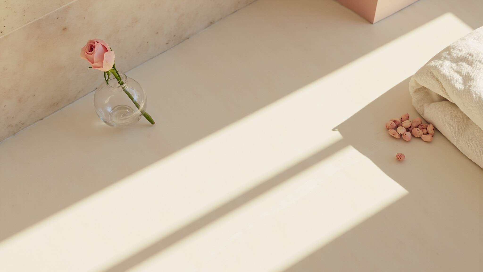 Luna Rosé by Natura. Atmospheric mood