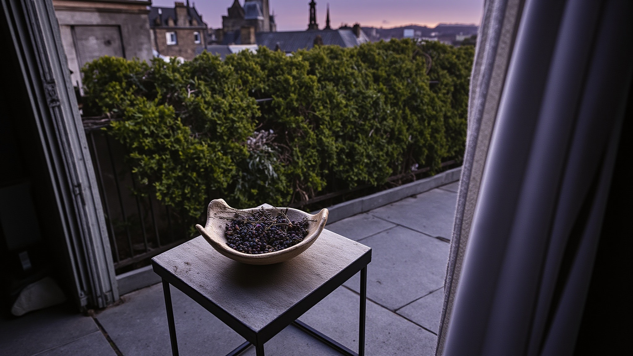 Paris – Édimbourg by Chanel. Atmospheric mood