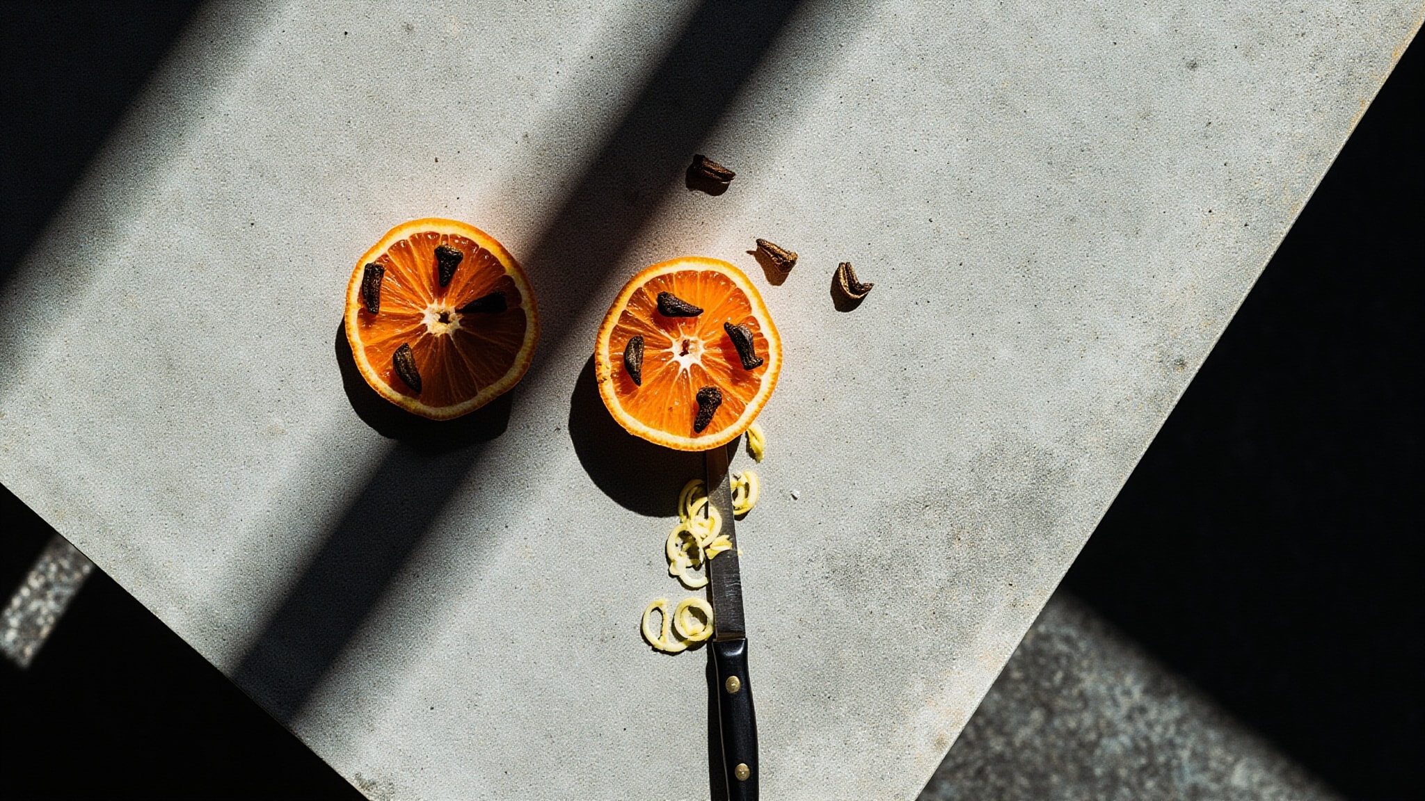 Des Clous Pour Une Pelure by Serge Lutens. Atmospheric mood