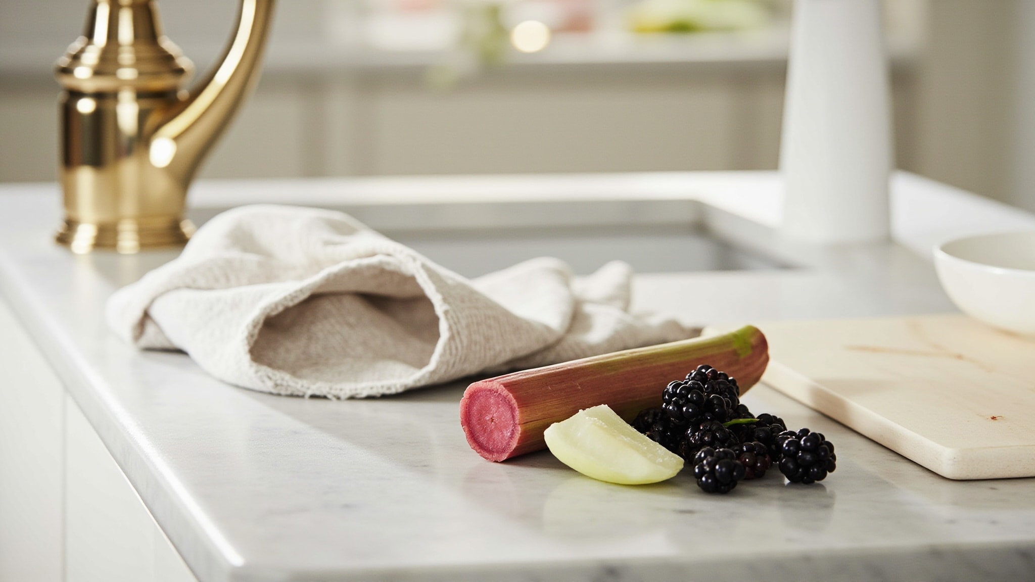 Rhubarb Sandalwood by Shay & Blue London. Atmospheric mood